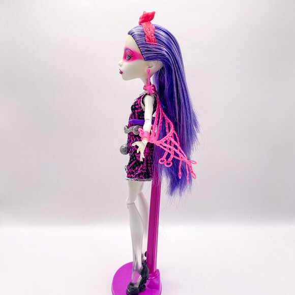 Monster High Spectra Vondergeist as Polterghoul – Near Complete w/ Stand - Picture 4 of 6